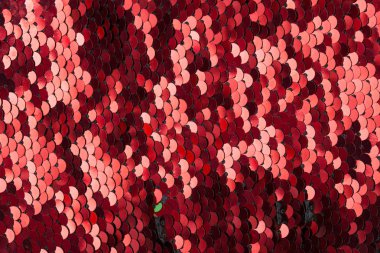 Beyaz arka plan üzerinde parıldıyor