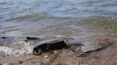 gölde sıçramaları ile dalgalar