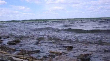 gölde sıçramaları ile dalgalar