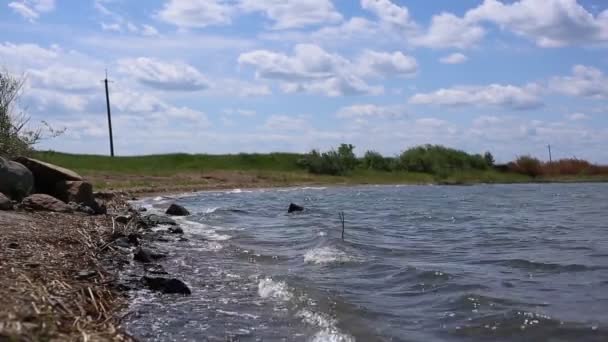 Golven Met Spatten Het Meer — Stockvideo