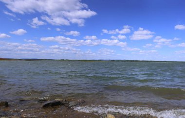 Gölün kayalık kıyısı