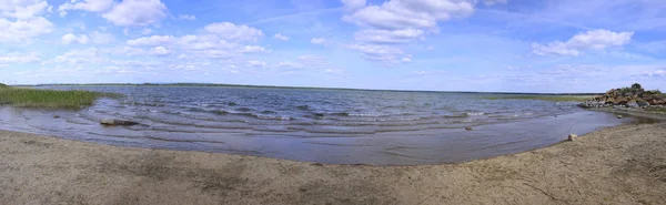 Rotsachtige Oever Van Het Meer — Stockfoto