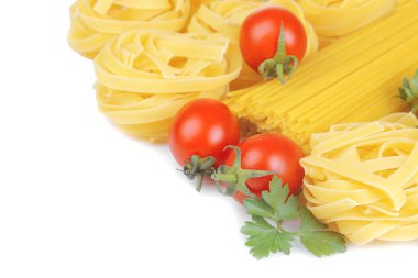 Makarna spagetti ve fettuccine kiraz domates ve maydanoz ile. izole