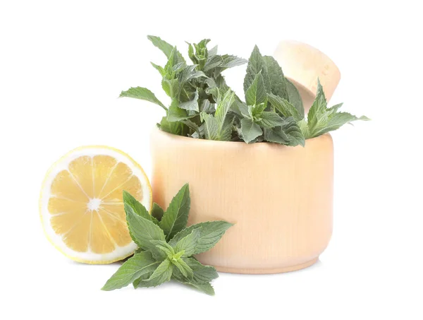 Seikat Mint Segar Dalam Mortir Dengan Lemon Terisolasi — Stok Foto