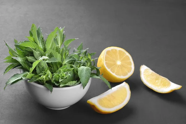 Mint Segar Dalam Mangkuk Putih Dengan Lemon Pada Latar Belakang — Stok Foto