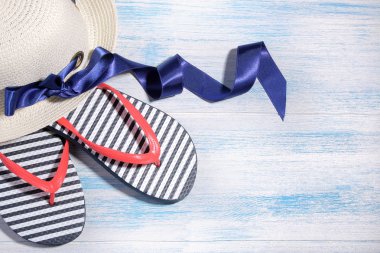 Plaj aksesuarları. mavi ahşap arka plan üzerinde pul ile yaz şapka.