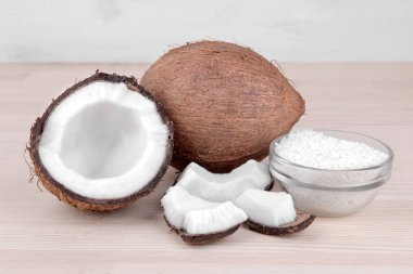 Hindistan cevizi ve Hindistan cevizi ile taze Hindistan cevizi yağı doğal ahşap zemin üzerine dilim