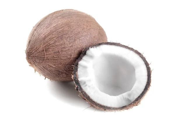 全体のココナッツと分離した白い背景の上半分のココナッツ — ストック写真