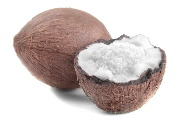 ココナッツと半分ココナッツ ココナッツ シェービング分離した白い背景の上に — ストック写真