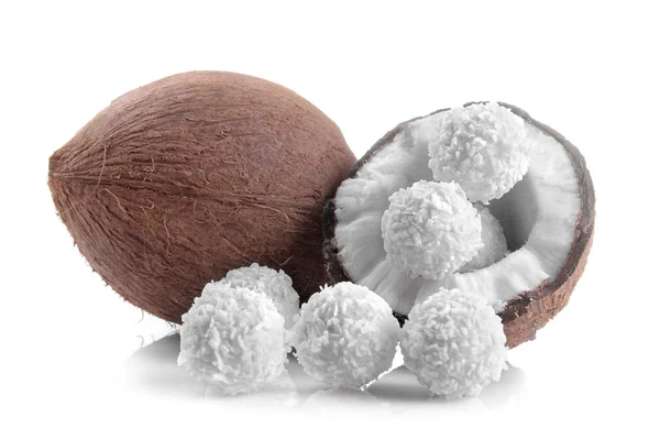 ココナッツと分離した白地にココナッツのお菓子と半分ココナッツ — ストック写真