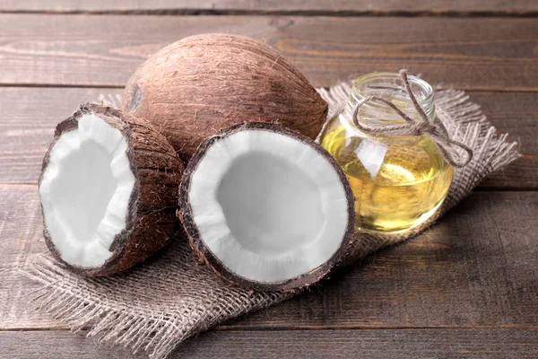 Kokos Kokosovým Olejem Hnědé Dřevěné Pozadí — Stock fotografie