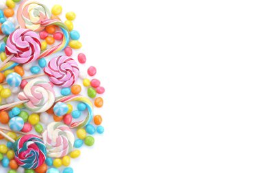 Çok renkli lolipop ve beyaz zemin üzerine yuvarlak şekerler. Üstten görünüm. İzole.