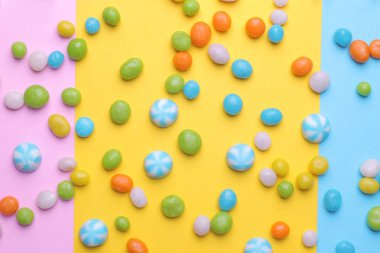 Şeker renkli parlak arka planlar üzerinde yuvarlak çok renkli. Üstten görünüm