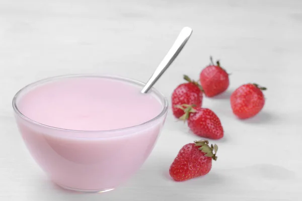 Yogurt Alla Fragola Una Ciotola Vetro Con Fragole Uno Sfondo — Foto Stock