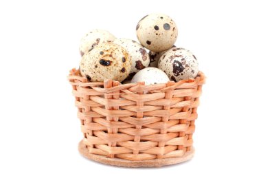 Bir sürü küçük bir sepet içinde bıldırcın yumurtası. beyaz bir arka plan üzerinde. izole