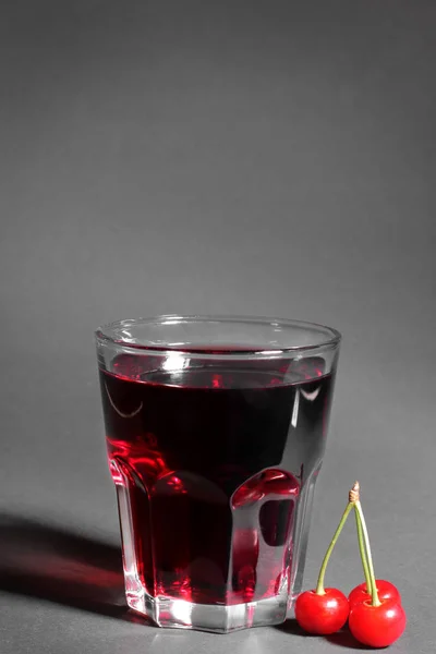Ένα Ποτήρι Χυμό Κερασιού Δίπλα Από Ένα Μάτσο Ώριμα Φρέσκα — Φωτογραφία Αρχείου