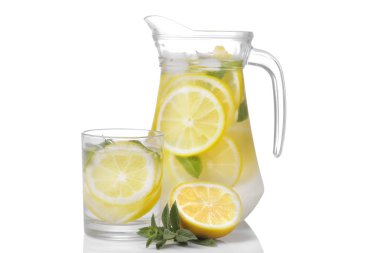 Nane ve buz cam sürahi ve bardak taze limon beyaz zemin üzerine yanındaki ile ev yapımı limonata. izole