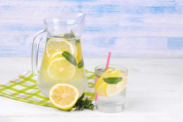 Limonada Casera Con Limón Menta Una Jarra Vidrio Una Copa —  Fotos de Stock