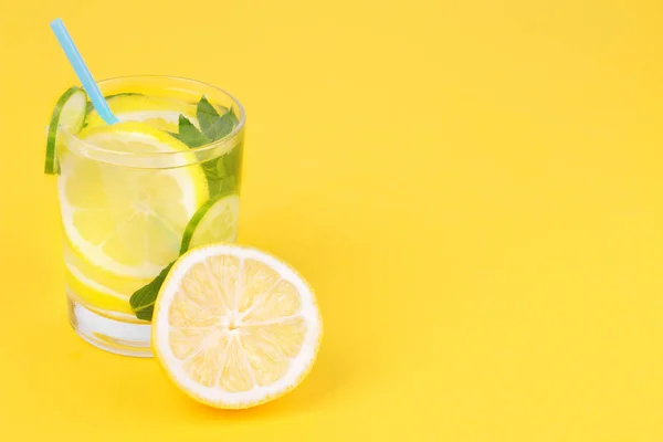 Erfrischungswasser Mit Zitrone Und Gurke Und Minze Einer Glasschale Neben — Stockfoto