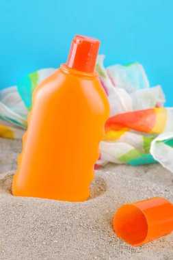 Güneş denizde mavi bir arka plan üzerinde kum