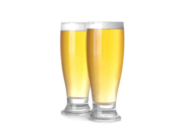 Dois Copos Com Uma Cerveja Leve Sobre Fundo Branco Isolado — Fotografia de Stock
