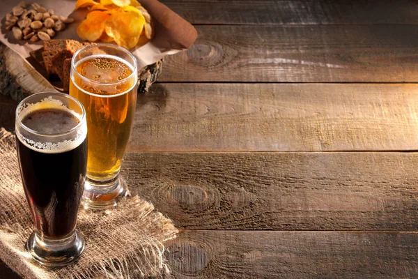 Vaso Cerveza Clara Oscura Con Varios Aperitivos Cerveza Sobre Fondo — Foto de Stock