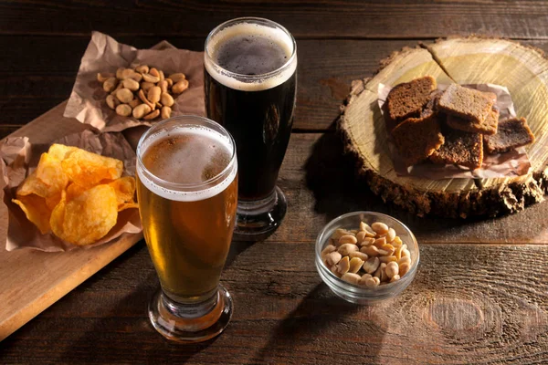 Vaso Cerveza Clara Oscura Con Varios Aperitivos Cerveza Sobre Fondo —  Fotos de Stock