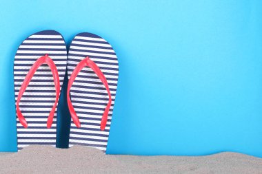 Kum bir yazıt için bir yer ile mavi bir arka plan üzerinde beyaz ve mavi bir şerit floplar flip