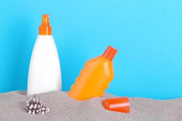 Botellas Blancas Naranjas Con Protector Solar Arena Con Una Cáscara —  Fotos de Stock