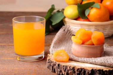 Kuru Kayısı, kayısı suyu ve kahverengi ahşap arka plan üzerinde taze kayısı