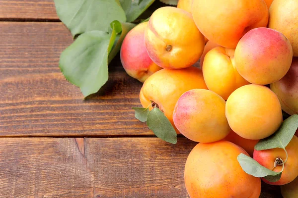 Bir sürü bir yer yazıt için bir kahverengi ahşap zemin üzerine taze, Olgun kayısı