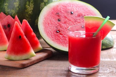 Karpuz yakın çekim kahverengi ahşap arka plan üzerinde taze bir dilim karpuz smoothies.