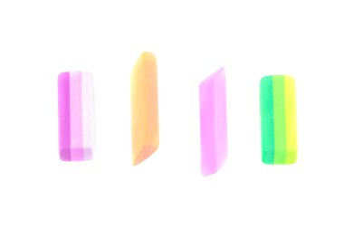 Beyaz izole zemin üzerinde farklı, çok renkli silgi. Okul malzemeleri