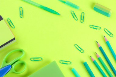 Parlak kağıt yeşil arka plan üzerinde bir renk düzeninde çeşitli ileti örneği. Üstten görünüm