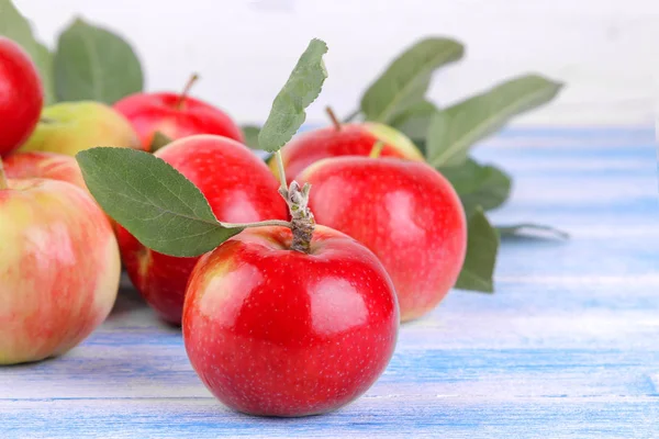 Una Hermosa Manzana Madura Con Hojas Verdes Cerca Montón Manzanas — Foto de Stock