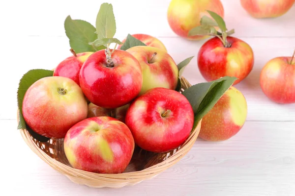 Montón Manzanas Maduras Frescas Una Canasta Sobre Fondo Madera Blanca — Foto de Stock