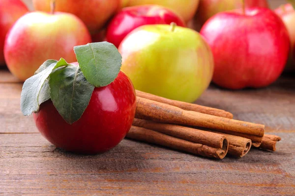 Fresh Ripe Apples Cinnamon Sticks Brown Wooden Background — Stock Photo, Image