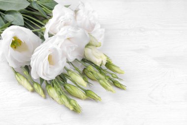 Yazıt için yer beyaz bir ahşap zemin üzerine beyaz çiçekler çok güzel eustoma