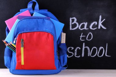 Okul sırt çantası ile çeşitli okul malzemeleri okul yönetimi yazıt ile arka plan üzerinde okul için