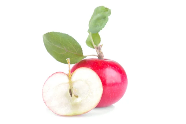 Ώριμο Κόκκινο Μήλο Και Μισό Μήλο Πράσινα Φύλλα Άσπρο Φόντο — Φωτογραφία Αρχείου