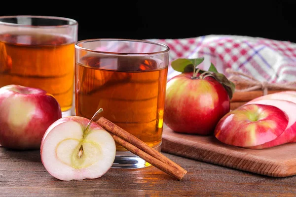 Zumo Manzana Vaso Con Muchas Manzanas Rojas Frescas Canela Sobre — Foto de Stock