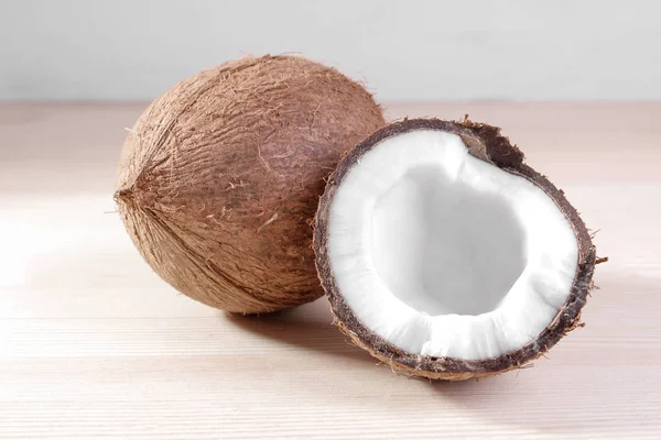大きな新鮮なココナッツと天然木製の背景にココナッツの作品 — ストック写真