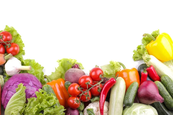 taze sebze domates biber lahana pancar kabak ve havuç dahil olmak üzere çeşitli sarımsak ve salatalık salatası beyaz izole zemin üzerine bırakır.