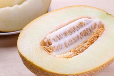 Doğal ahşap bir masa kesilmiş bir yakın çekim taze olgunlaşmış kavun