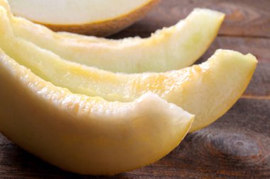 Olgun dilim taze kavun yakın çekim kahverengi ahşap bir masa