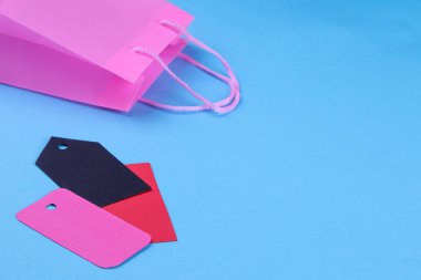 Etiketler ve fiyat etiketleri ile mavi bir arka plan üzerinde alımları için bir paket. 