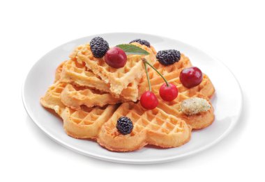 Lezzetli tatlı çilek beyaz izole arka planda ile kalpleri şeklinde Belçika Waffle.