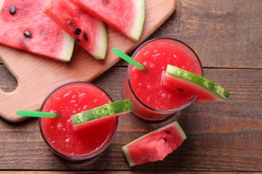 Karpuz ve kahverengi ahşap arka plan üzerinde tüp yakın bir dilim karpuz smoothies. üstten görünüm