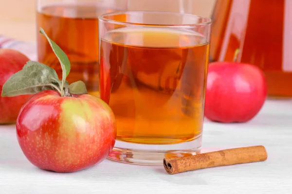 Zumo Manzana Vaso Con Manzanas Rojas Frescas Maduras Canela Sobre — Foto de Stock