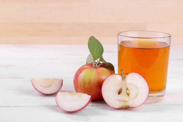 Zumo Manzana Vaso Con Manzanas Rojas Frescas Maduras Sobre Una — Foto de Stock